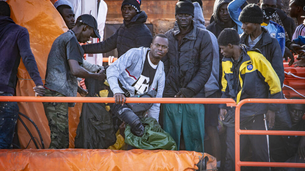 Migrantes desembarcan tras ser rescatados en el mar por una embarcación española de Salvamento Marítimo, en el puerto de La Restinga, en la isla canaria de El Hierro, el 3 de diciembre de 2024. 