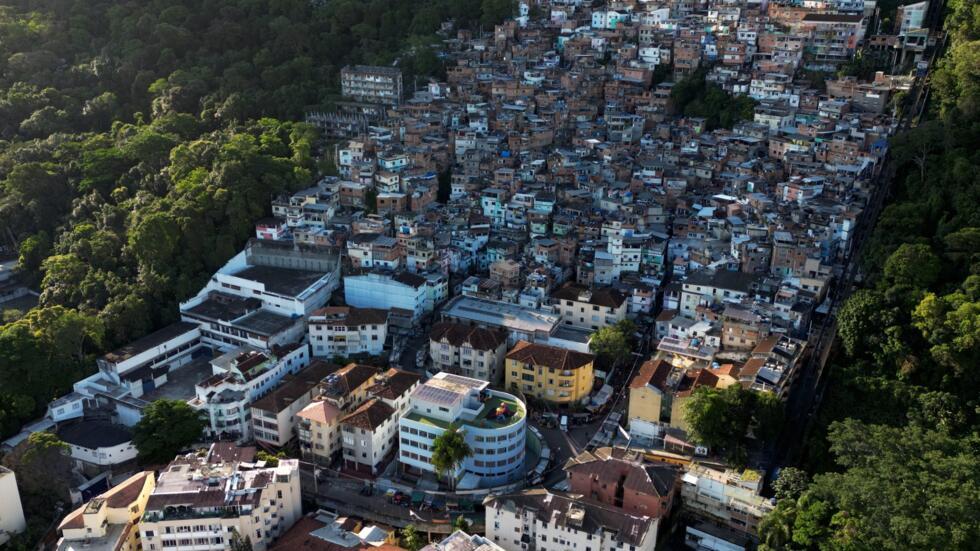 Vista aérea de la favela Santa Marta junto al barrio de Botafogo en Rio de Janeiro, el 18 de noviembre de 2024