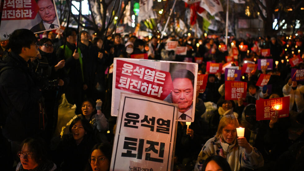 Manifestantes piden la renuncia del presidente de Corea del Sur, Yoon Suk Yeol, el 4 de diciembre de 2024 en Seúl.