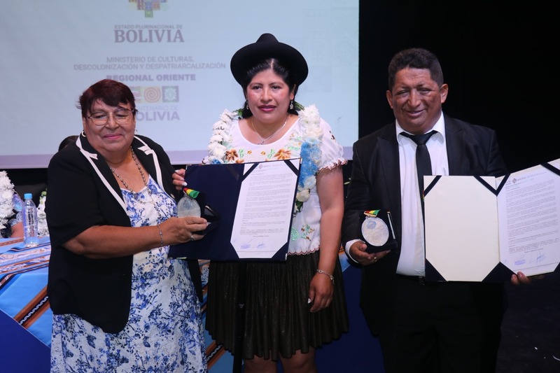 Distinguen con la medalla Adela Zamudio a Unión de Artesanos Cruceños y a la Orquesta Sinfónica Hombres Nuevos