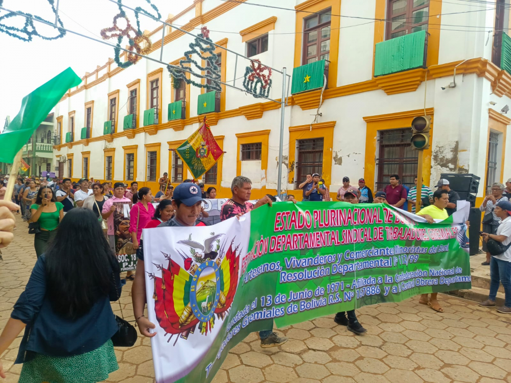 Marcha en defensa por la democracia llegó a la plaza principal de Trinidad, coreando el eslogan “Beni merece votar”