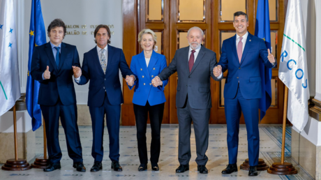 La 'histórica' foto que sella dos décadas de negociaciones del acuerdo Mercosur-UE