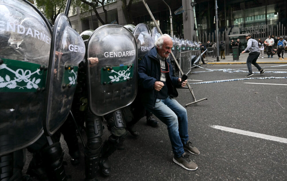 La policía reprime una protesta de jubilados frente al Congreso en Buenos Aires el 11 de septiembre de este año