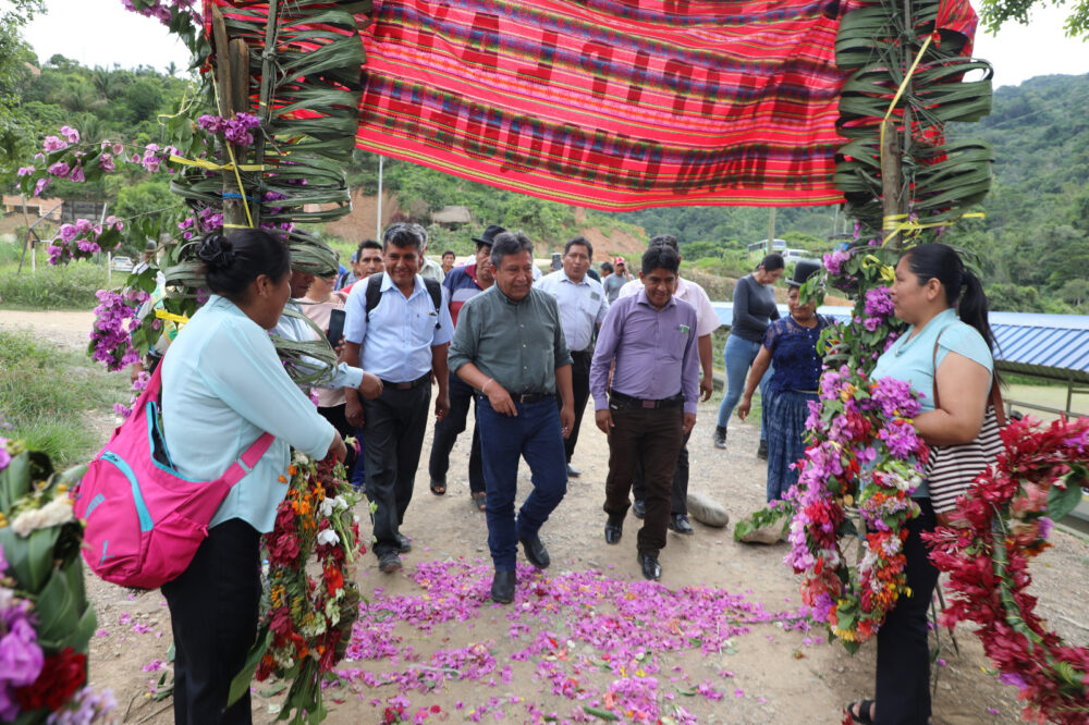 Comunidad de Taypiplaya en Caranavi estrena enlosetado de calles 