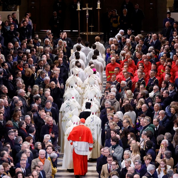 La histórica ceremonia de la reapertura de la catedral de Notre Dame, en París, este sábado. Foto: AP 