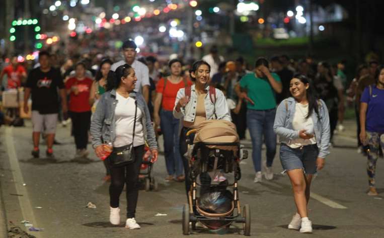 Esther Chamoso e Indira González, junto a la bebé de Indira | Ricardo Montero