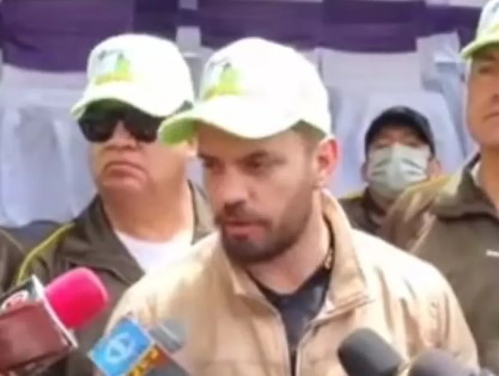 El ministro Del Castillo en contacto con la prensa. Foto: Captura