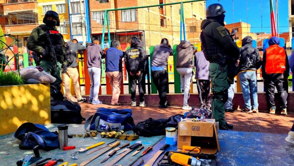 Capturan a 28 personas en La Paz en posesión de machetes y armas punzocortantes, dos serán investigados por trata 