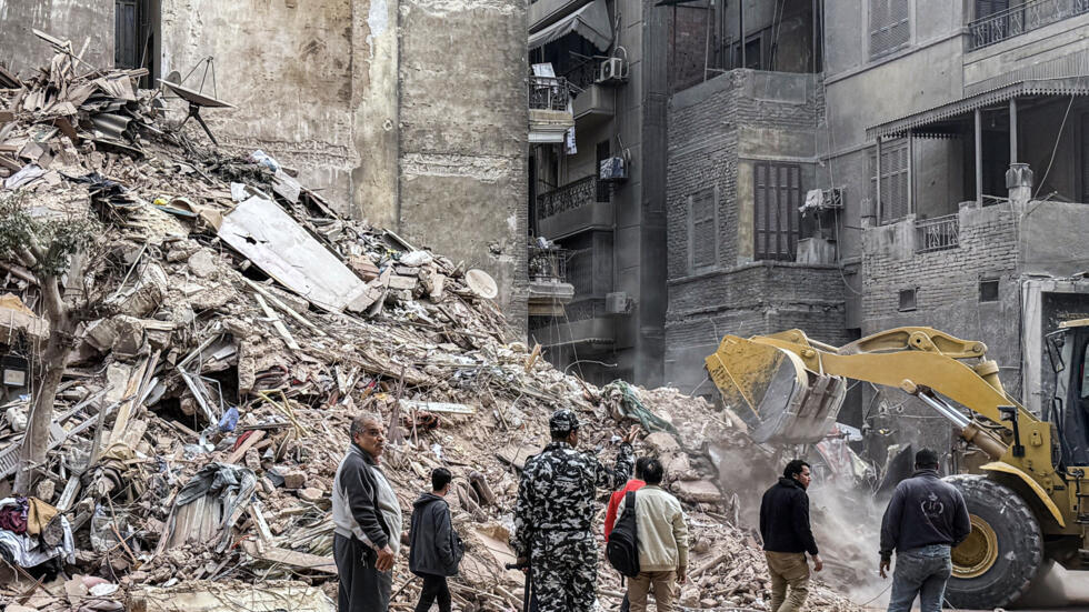 Una excavadora limpia los escombros del edificio derrumbado en el distrito cairota de Waili el 10 de diciembre de 2024