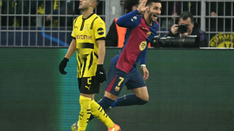 El jugador del Barcelona Ferran Torres (R) celebra uno de sus goles contra el Borussia Dortmund, el 11 de diciembre en el Signal Iduna Park, en partido de la Liga de Campeones