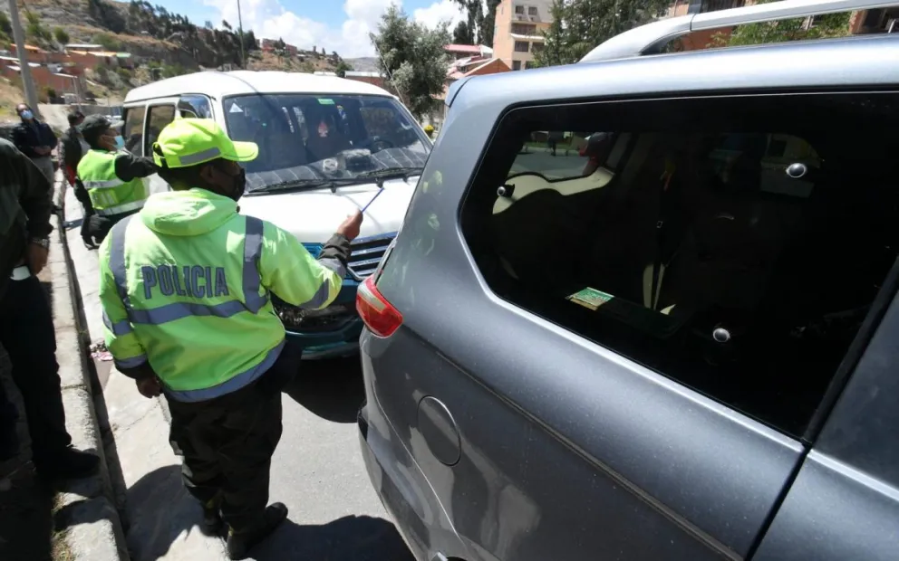 Policías realizan controles en La Paz. Foto: APG