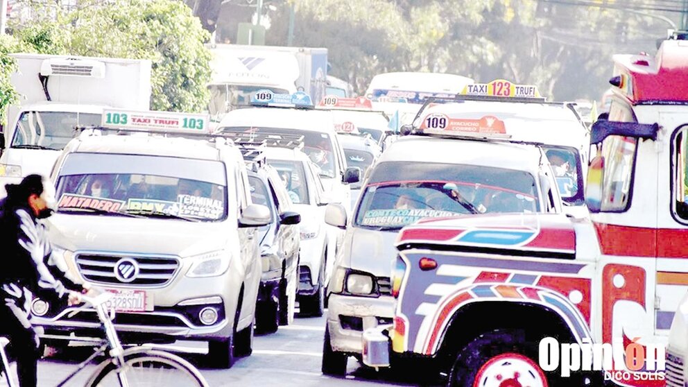 Vehículos de transporte público, en Cochabamba./ DICO SOLÍS