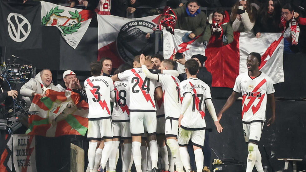 Los jugadores del Rayo Vallecano celebran el tanto de Isi Palazón para el 3-3 definitivo ante el Real Madrid en la Liga española. En Madrid, el 14 de diciembre de 2024