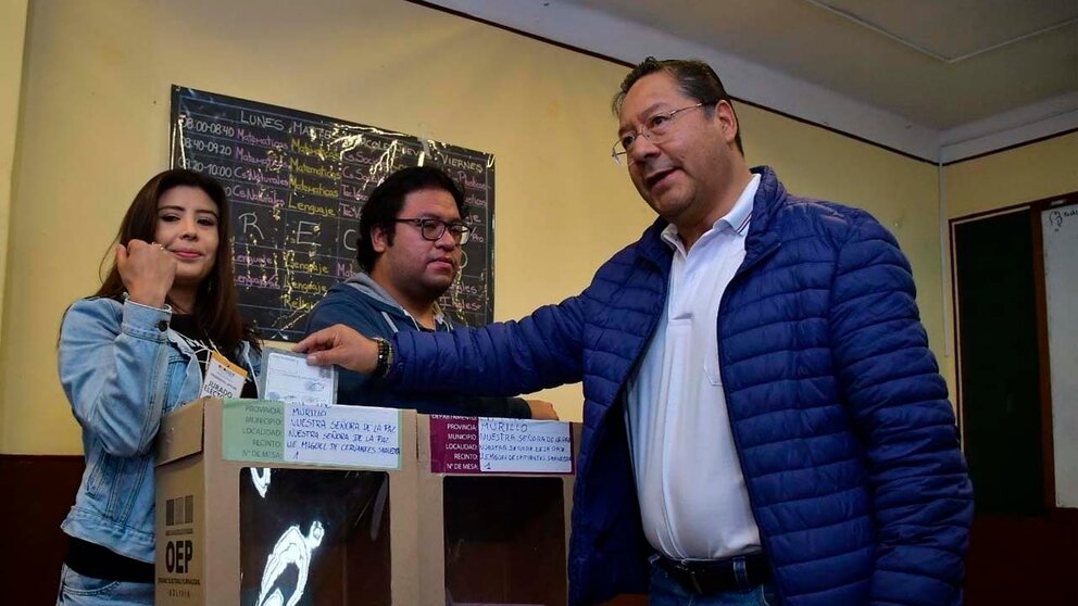 El presidente del Estado Luis Arce emitiendo su voto en las Judiciales. APG