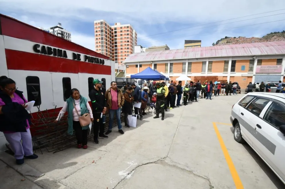 Ciudadanos forman fila para obtener el certificado de impedimento. Foto: APG