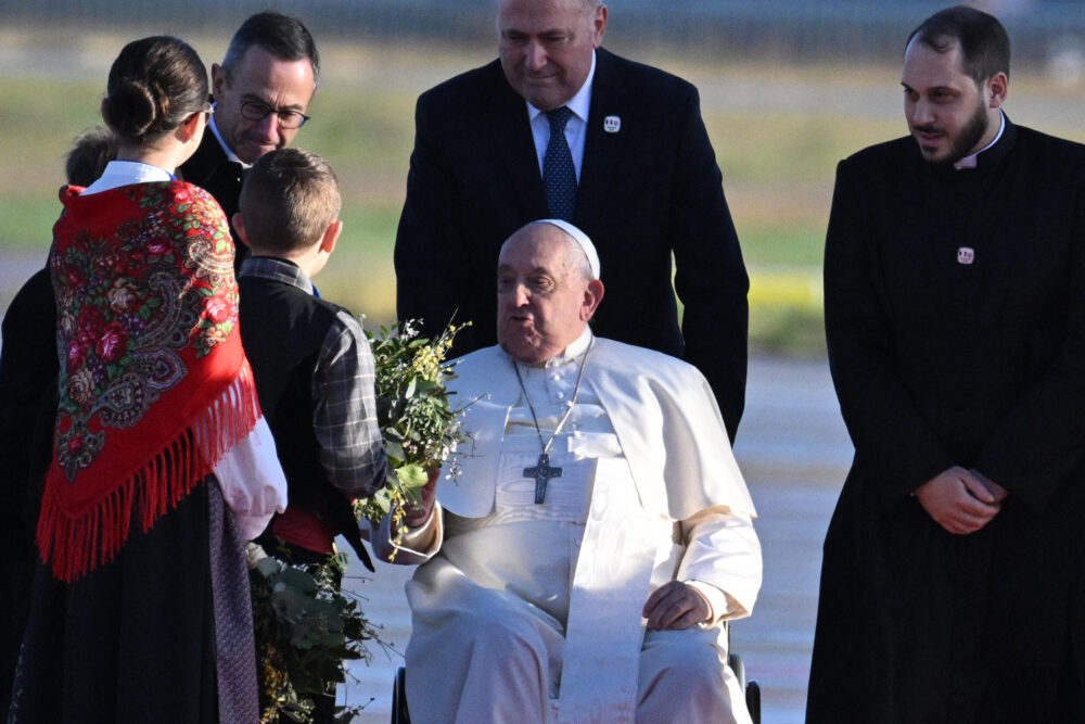 El papa Francisco a su llegada al aeropuerto de Ajaccio, en la isla francesa de Córcega, el 15 de diciembre de 2024