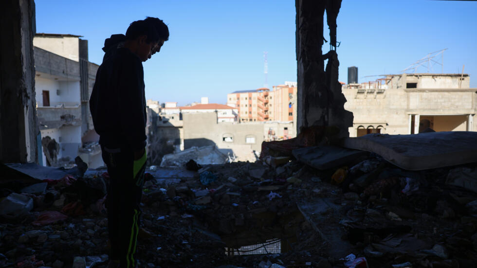 Un hombre observa los daños causados por ataques israelíes en una escuela de la UNRWA usada como albergue para familias desplazadas, el 16 de diciembre de 2024 en Jan Yunis, al sur de la Franja de Gaza