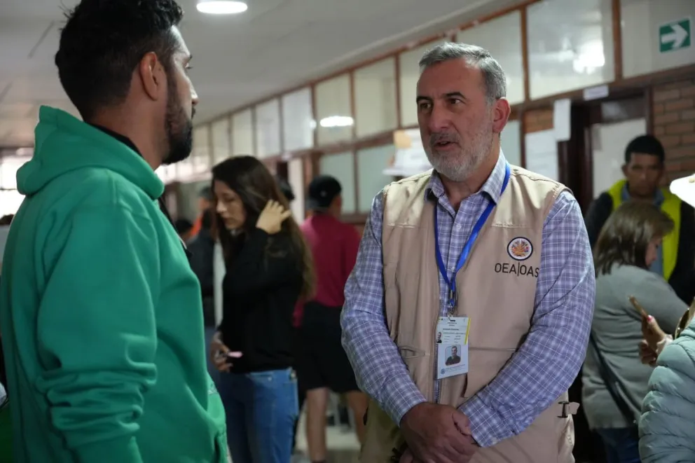 El líder de la misión de observadores de la OEA, Edison Lanza, durante la jornada de los comicios presidenciales. Foto: Paulo Lizárraga A. / Visión 360