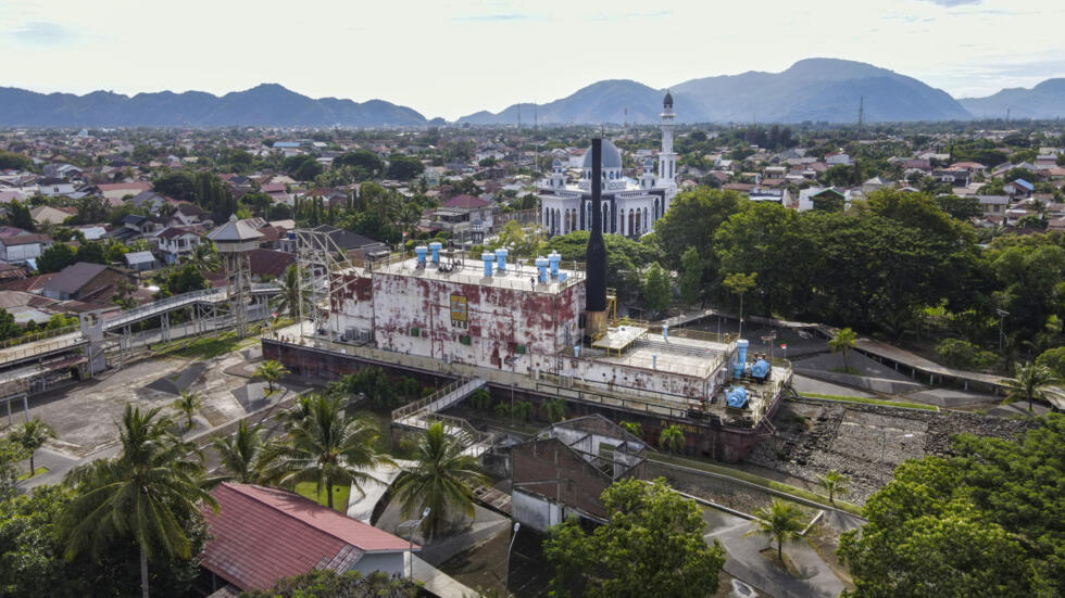 Apung 1, un generador eléctrico flotante arrastrado tierra adentro por el tsunami de 2004, reconvertido en lugar emblemático del desastre, en Banda Aceh, Indonesia, en una imagen del 9 de diciembre de 2024