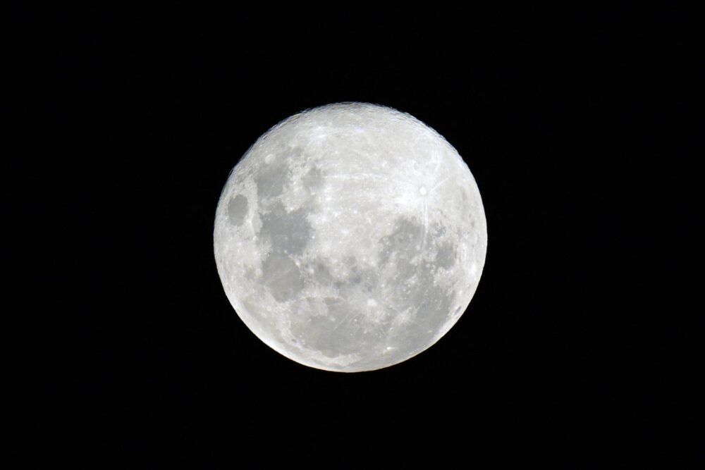 Una luna llena fotografiada el 15 de diciembre de 2024 en Buenos Aires