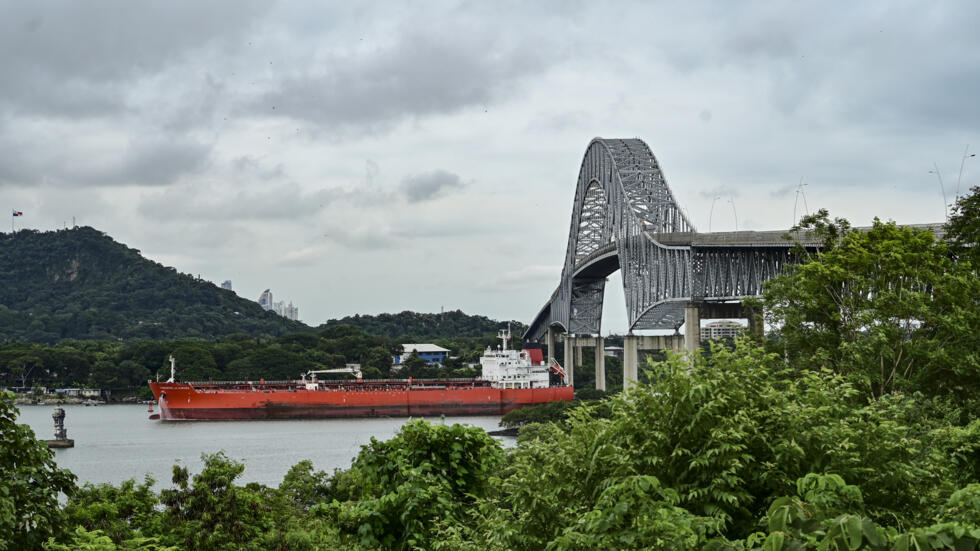 Un buque sale del canal de Panamá por el Pacífico, Ciudad de Panamá, el 25 de octubre de 2024