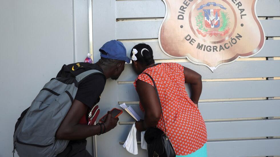 Haitianos miran a través de una puerta en un centro de inmigración en Santo Domingo, República Dominicana, el 9 de octubre de 2024.