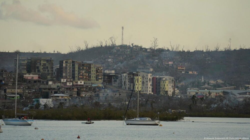 Columnas de humo salen de las casas de la isla francesa de Mayotte, destruidas por el ciclón Chido. (18.12.2024)