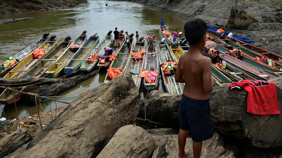 (FILES) Un niño observa unos botes en el albergue para migrantes de Lajas Blancas, Darién, Panamá, el 26 de septiembre de 2024