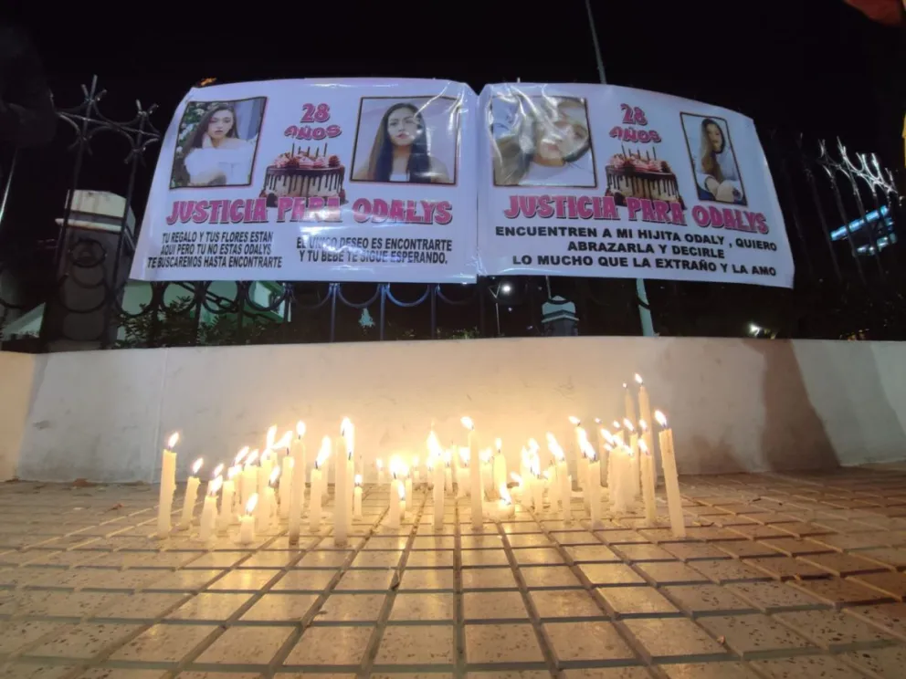 Velas y carteles para recordar el cumpleaños de Odalys. Foto: Paulo Lizárraga / Visión 360