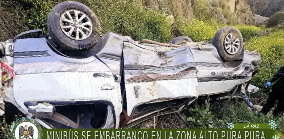 El minibús se embarrancó en la zona Alto Pura Pura. Foto: Captura de video. 