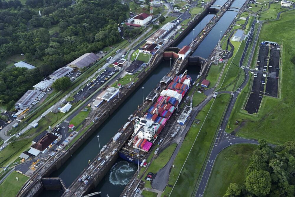 ARCHIVO - Un buque de carga atraviesa las Esclusas de Agua Clara del Canal de Panamá 