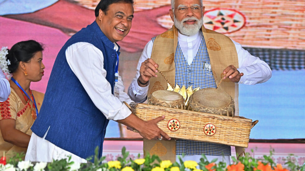 El primer ministro de India, Narendra Modi (drcha.), y el jefe de gobierno del estado de Assam, Himanta Biswa Sarma, en un acto de campaña de las elecciones generales, en Nalbari, el 17 de abril de 2024