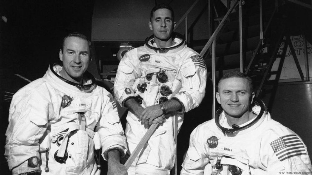 El astronauta Jim Lovell (izq.) del Apolo 8 confirmó desde la órbita lunar la existencia de Santa Claus. ¿Ventajas de observar desde el espacio?