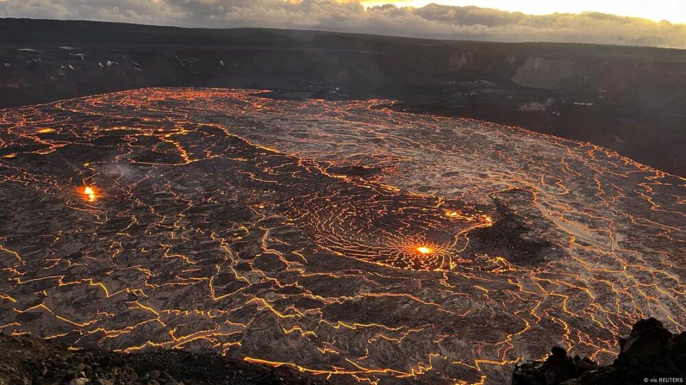 Un lago de lava copa la caldera del volcán Kilauea durante una nueva erupción en Hawai, Estados Unidos.