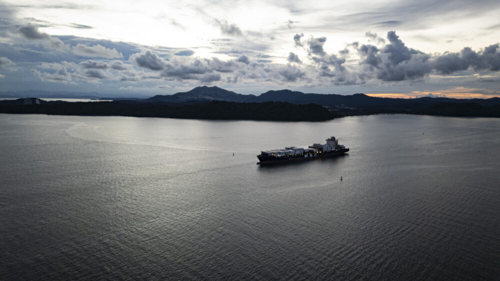 Un buque abandona el Canal de Panamá por su lado del océano Pacífico, en Ciudad de Panamá, el 7 de octubre de 2024