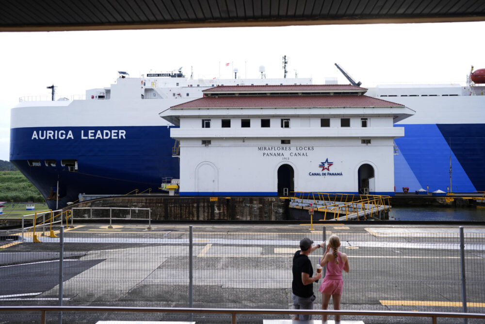 Un buque pasa por las esclusas de Miraflores del Canal de Panamá, Ciudad de Panamá, el 23 de diciembre de 2024