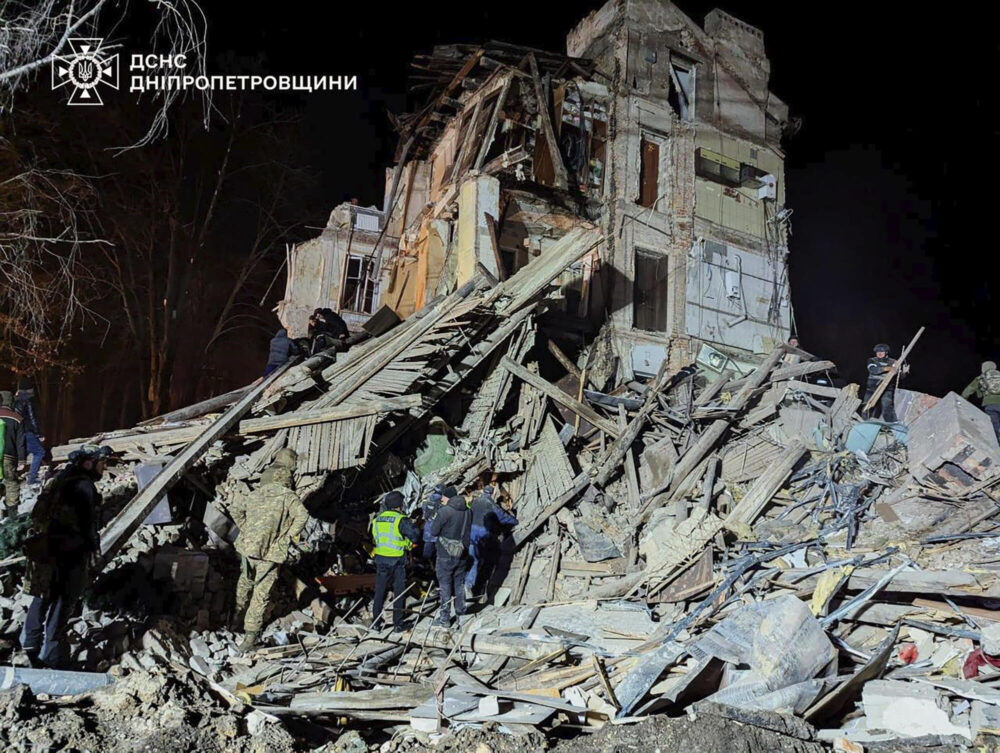 En esta imagen facilitada por el Servicio de Emergencias de Ucrania el miércoles 25 de diciembre de 2024, los bomberos trabajan en el solar de un edificio de apartamentos destruido por un ataque ruso en Kryvyi Rih, Ucrania.