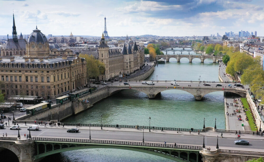 Vista al río Sena en el centro de París. 2019.