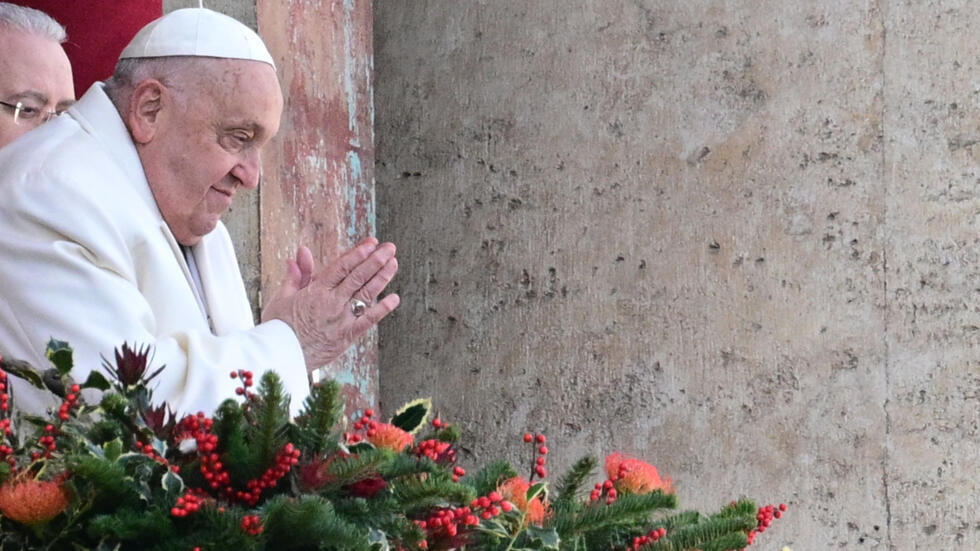 El papa Francisco saluda a la multitud tras su discurso "urbi et orbi" desde la plaza de San Pedro del Vaticano, el 25 de diciembre de 2024