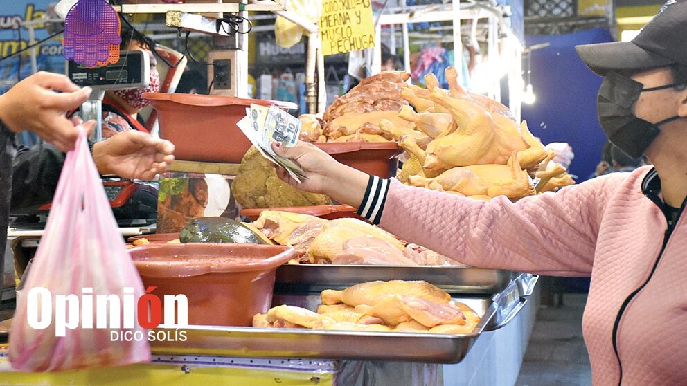 Venta de carne de pollo en el mercado 27 de Mayo. DICO SOLÍS