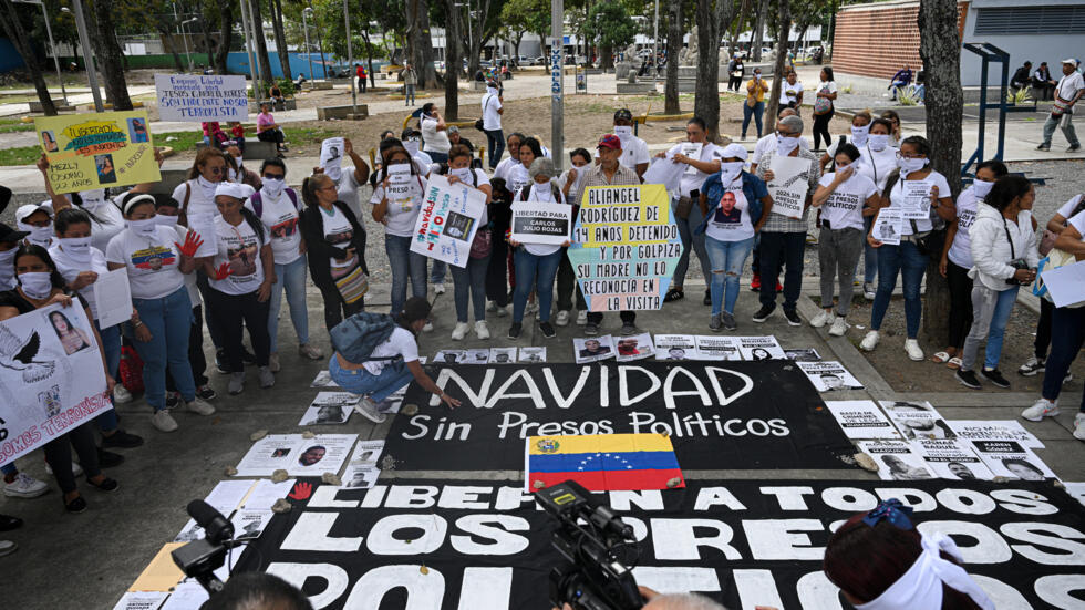 Familiares de detenidos durante las protestas que siguieron a las cuestionadas elecciones presidenciales demandan su salida de prisión, el 9 de diciembre de 2024 frente a la oficina de la fiscalía, en Caracas