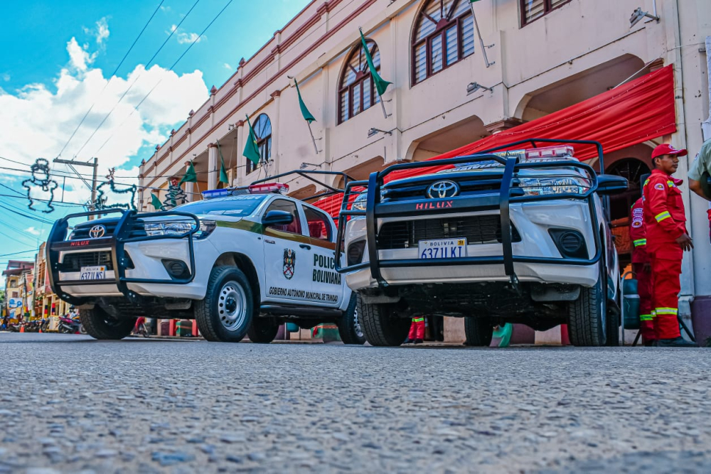 Alcalde hace entrega de tres camionetas a la policía para modernizar el patrullaje y la seguridad en trinidad