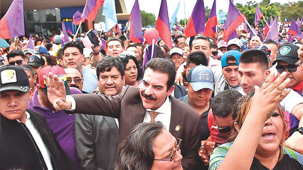 Manfred Reyes Villa es recibido por sus seguidores, el 13 de diciembre, en el aeropuerto Jorge Wilstermann de Cochabamba. / DICO SOLÍS