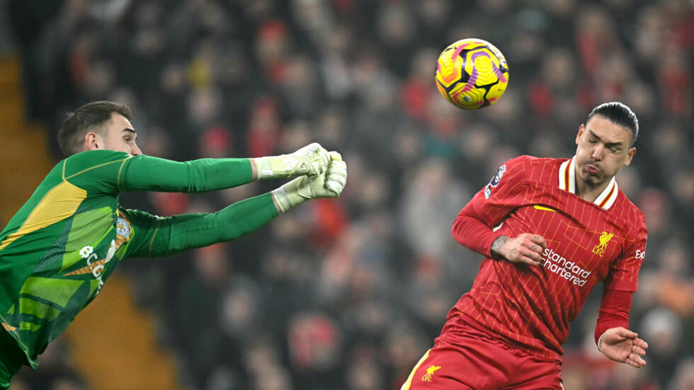 El delantero uruguayo del Liverpool Darwin Núñez trata de rematar de cabeza ante el arquero polaco del Leicester Jakub Stolarczyk durante el partido de la Premier League entre ambos equipos en Anfield, el 26 de diciembre de 2024