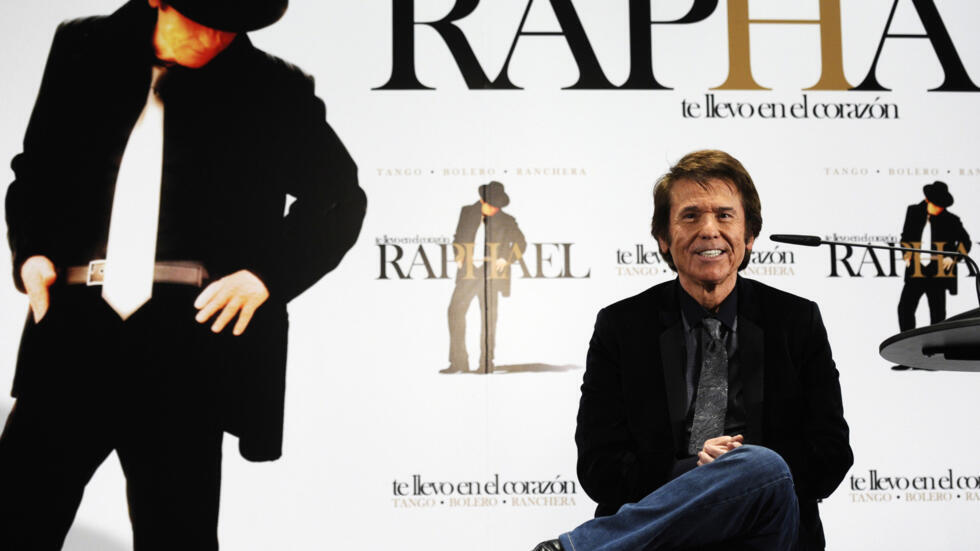 El cantante español Raphael posa durante una sesión de fotos para la presentación de su álbum "Te llevo en el corazón", el 15 de octubre de 2010, en Madrid