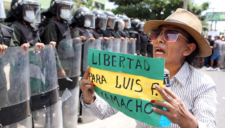 Una mujer protesta ante la Policía exigiendo la liberación de Camacho. Foto: Fuad Landívar