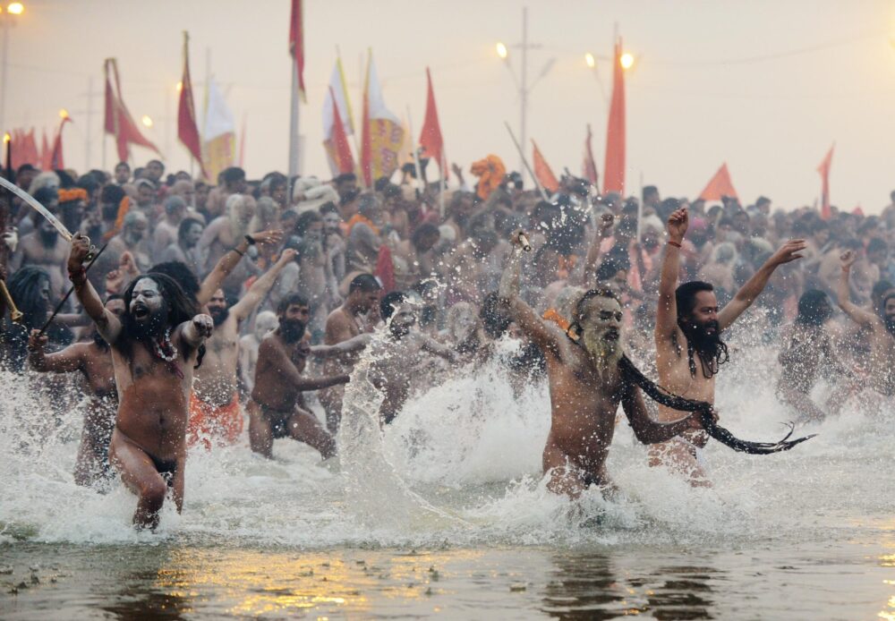 Sadhus (monjes hindúes) saltan a las aguas sagradas de los ríos Ganges y Yamuna durante la peregrinación "Kumbh Mela" en Prayagraj, India, en una imagen de archivo de 2013