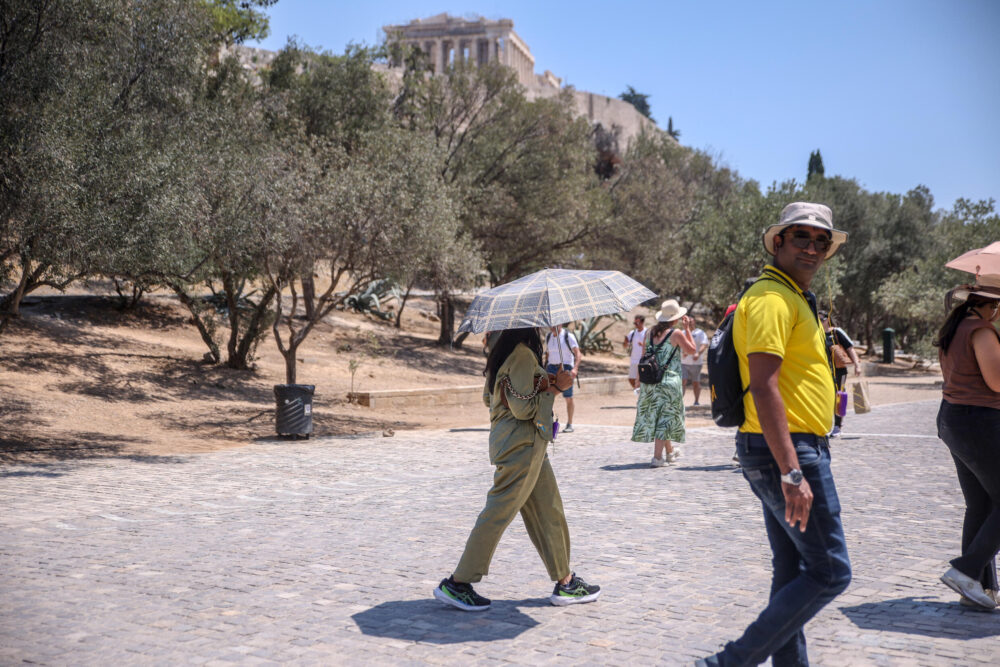 Turistas cerca de la Acrópolis de Atenas, el 12 de julio de 2024