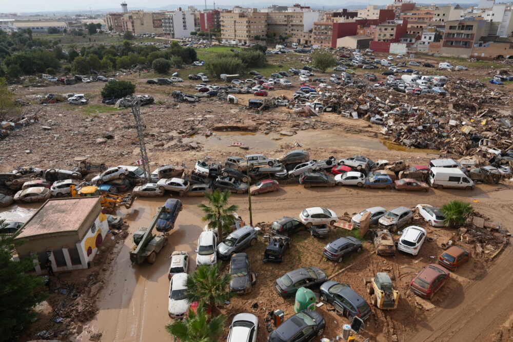 Coches amontonados tras las riadas en Catarroja, en España, el 8 de noviembre de 2024