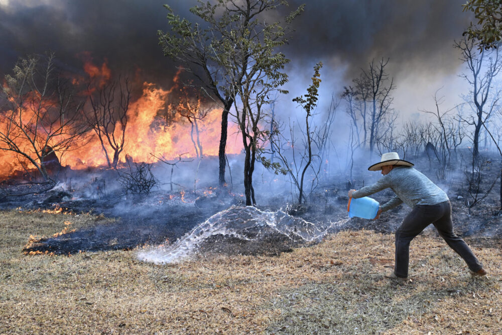 Un vecino combate un fuego cerca de Brasilia, el 15 de septiembre de 2024